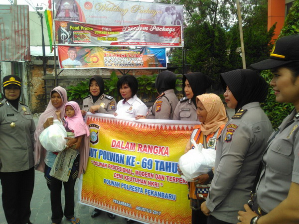 Puluhan Polwan Polresta Pekanbaru Turun ke Jalan